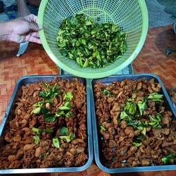 หนังไก่ทอด