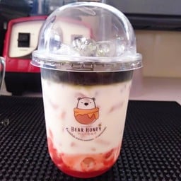 นมหมีชาเขียว + สตอเบอรี่