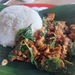 กะเพราหมูกรอบถาดเพิ่มไข่