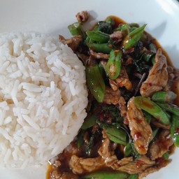 กระเพราเนื้อราดข้าว