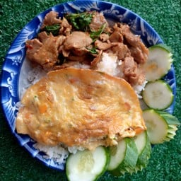 ข้าวกระเพาหมูชิ้นไข่เจียว