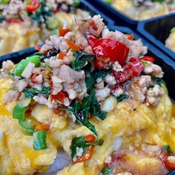 ข้าวไข่ข้นราดกระเพราไก่สับ
