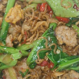 มาม่าผัดขี้เมาหมู