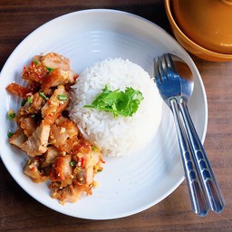 หมูกรอบคั่วพริกเกลือราดข้าว
