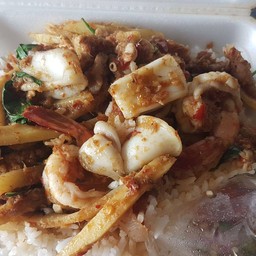 ผัดพริกแกงหน่อไม้รวมมิตรทะเล