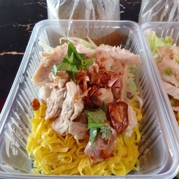 ก๋วยเตี๋ยวไก่ฉีกเส้นบะหมี่เหลือง