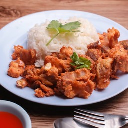 หมูกรอบทอดกระเทียมราดข้าว