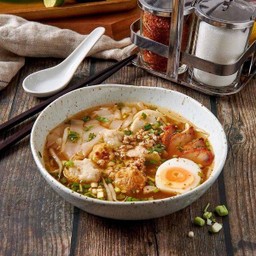 ก๋วยเตี๋ยวลูกชิ้นแคะหมูแดงต้มยำ