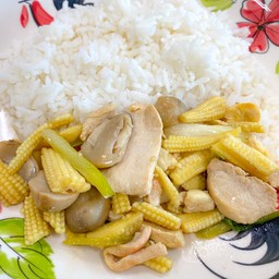 ผัดข้าวโพดอ่อนน้ำมันหอยราดข้าว