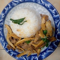 กระเพาหมูหน่อไม้ (ราดข้าว)