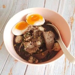 ก๋วยเตี๋ยวต้มยำหมูไข่เยิ้ม