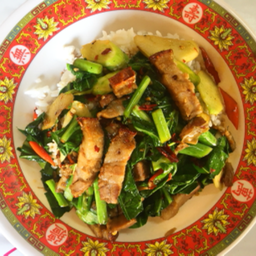 ผัดคะน้าราดข้าว