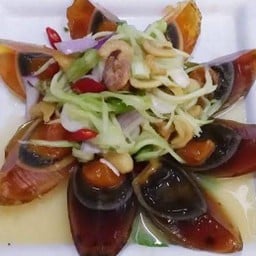 ยำไข่เยี่ยวม้าปลากรอบ