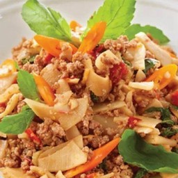 ข้าวราดกระเพราหมูสับหน่อไม้ดอง