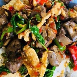 กะเพราเครื่องในไก่