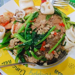 วุ้นเส้นกระเพรารวมมิตรทะเล