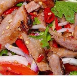 ยำคอหมูย่าง