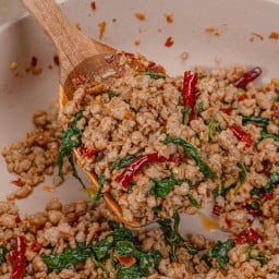 กิ่งกะเพราพริกแห้งสูตรโบราณ