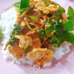 ผัดพริกแกงหมูชิ้นราดข้าว