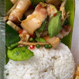 ข้าวราดผัดฉ่าหมูสามชั้นสไลด์