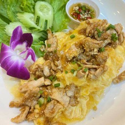 ข้าวไข่ข้นราดไก่ทอดกระเทียม