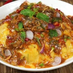 ข้าวไข่ข้นราดยำปลากระป๋อง