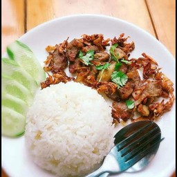 ข้าวเนื้อทอดกระเทียม