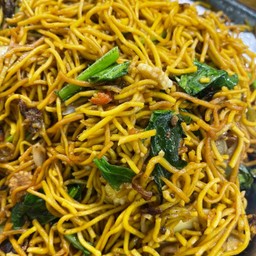 ผัดหมี่เหลืองไข่ใส่+ชิ้นปลา