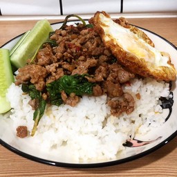 ข้าวกะเพรา&ยำอร่อย ลูกชิ้นทอด ครัว43