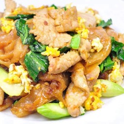 ก๋วยเตี๋ยวผัดซีอี๊วไก่