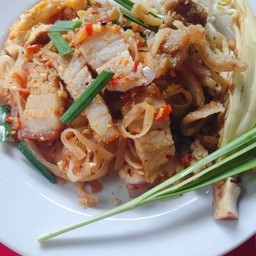 ผัดไทโบราณหมูกรอบ