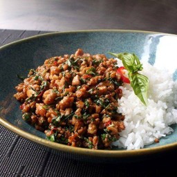 กระเพราเนื้อสับ ราดข้าว