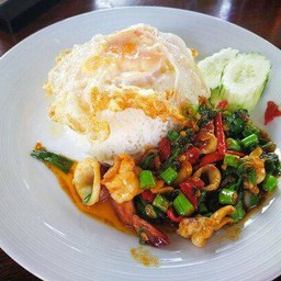 ข้าวผัดกระเพราปลาหมึก+ใข่ดาว