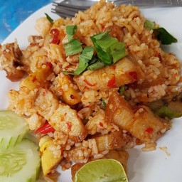 ข้าวผัดต้มยำหมูกรอบ