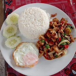 ข้าวกระเพราเนื้อชิ้น+ใข่ดาว