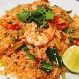 ข้าวผัดต้มยำปลาหมึกกุ้ง