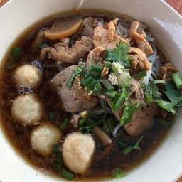ก๋วยเตี๋ยวตับลูกชิ้นน้ำตกพิเศษ