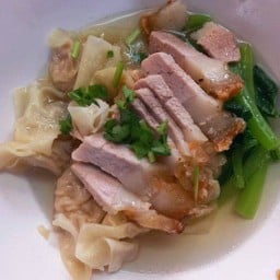 เกี๊ยวน้ำหมูกรอบ