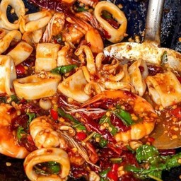 กระเพราทะเลพริกแห้ง ราดข้าว