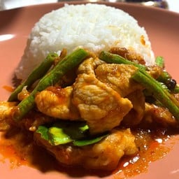 ผัดพริกแกงไก่ชิ้นราดข้าว