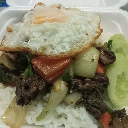 เก้งผัดพริกไทยดำราดข้าว+ไข่ดาว