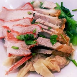 เกี๊ยวน้ำหมูแดง + หมูกรอบ