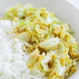 ผัดกะหล่ำปลีน้ำปลา ราดข้าว