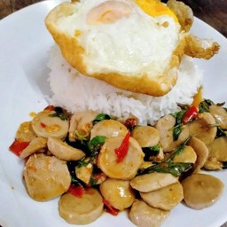 ข้าวกระเพราลูกชิ้นโกเด้งหมู+ใข่ดาว