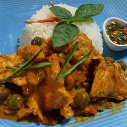 พะแนงผัดแห้งไก่ราดข้าว