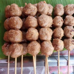 ร้านลูกชิ้นย่างเตาถ่าน + ก๋วยจั๊บน้ำข้น ตลาดภู่