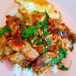 กระเพราหมูกรอบราดข้าว