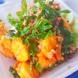 กระเพราเต้าหู้หมูสับราดข้าว