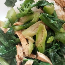 ข้าวราดผัดคะน้าขาเห็ด