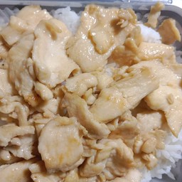 ผัดไก่น้ำมันหอยราดข้าว